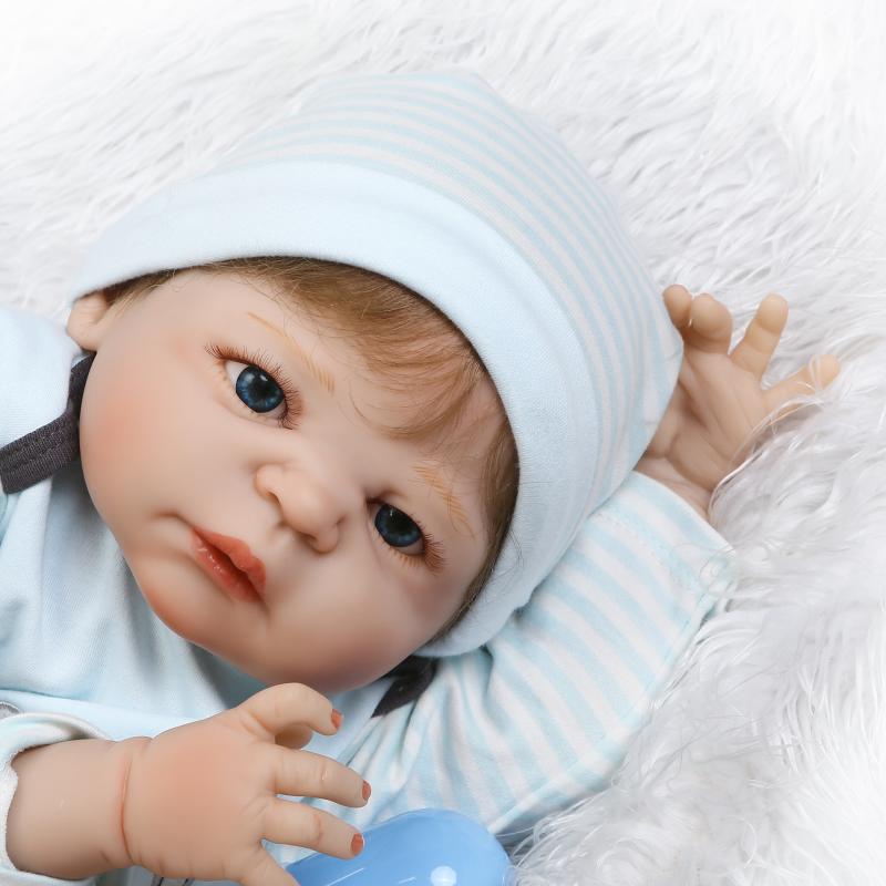 Bebê Caio de Roupinha Azul (Bebe Reborn Menino de Silicone) – Bebe