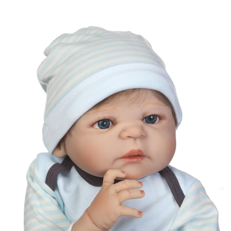 Bebê Caio de Roupinha Azul (Bebe Reborn Menino de Silicone) – Bebe